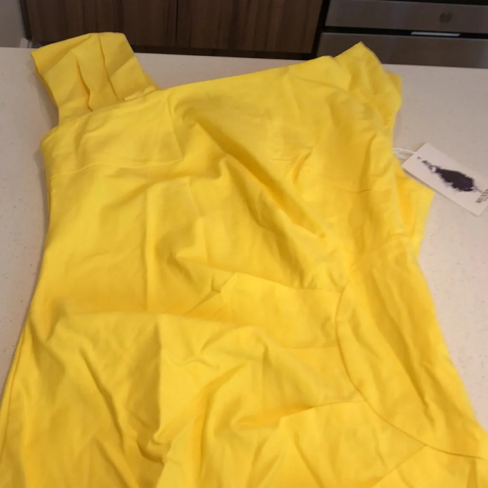 Form fitting yellow dress - Picture 3 of 3